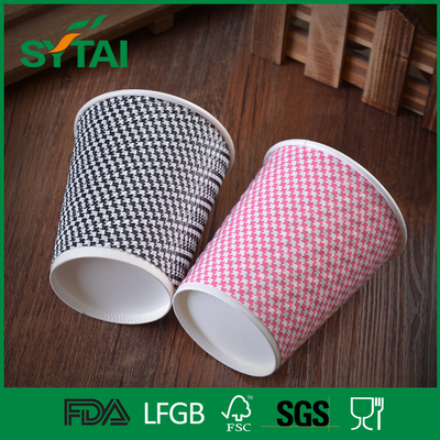 Китай подгонянные кофейные чашки бумаги пульсации, устранимые чашки для горячих напитков с крышкой поставщик